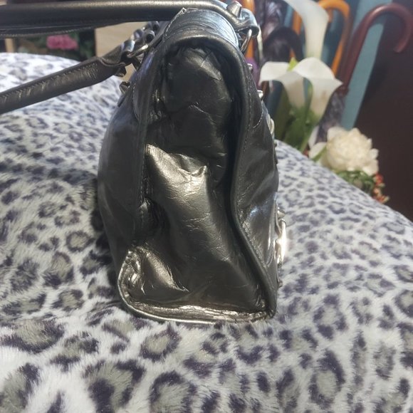 Elegant Black Leather Handbag - Picture 8 of 15